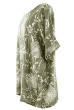 Load image into Gallery viewer, Dandelion Print Button Detail Top
