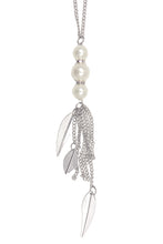 Load image into Gallery viewer, Tassel Leaves 3 Pearls Necklace
